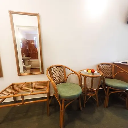 Elena אפורי נורד